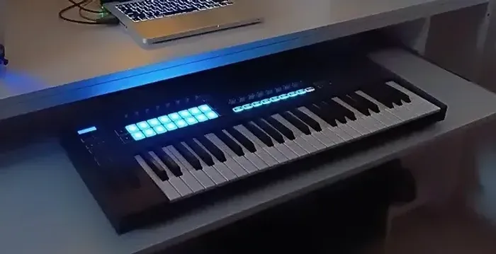 Teclado Controlador Novation Launchkey Mk3 49 Teclas
