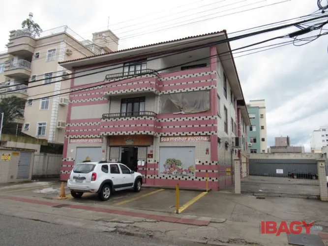 Excelente Apartamento 3 dormitório(s) em Balneário - Florianópolis