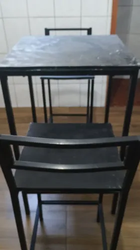 Mesa com duas banquetas 