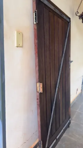?Porta rústica de madeira maciça estilo celeiro/fazenda?