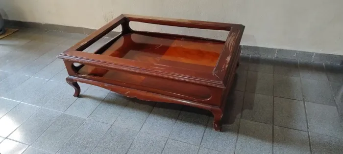 Mesa de centro em madeira maciça para restauro
