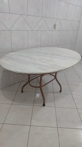 Mesa com tampo em mármore branco