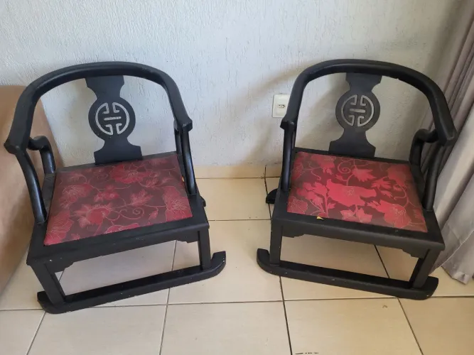 Poltrona de madeira maciça usada