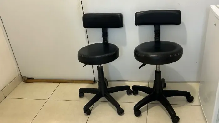 Dois Mochos cadeira escritório salão manicure