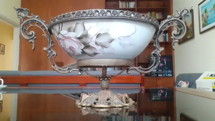 Fruteira/Centro De Mesa Antiga em Porcelana e Bronze