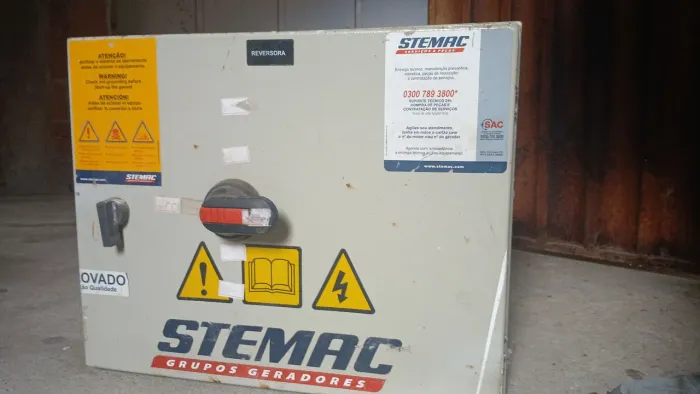 Painel de controle + chave reversora manual.