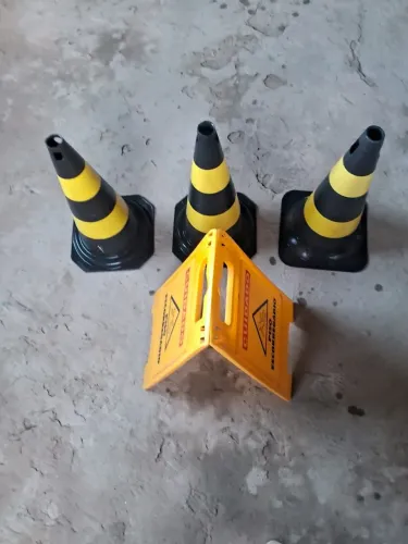 Placa de sinalização e 3 cones de 60centimetros 