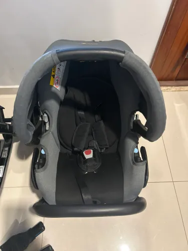 Carrinho e bebê conforto