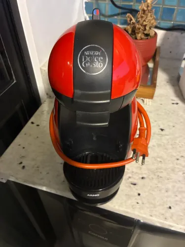 Cafeteira elétrica Nescafé Dolce Gusto Piccolo da Arno com defeito.