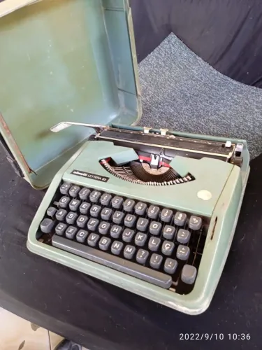 Máquina de escrever antiga (Olivetti)