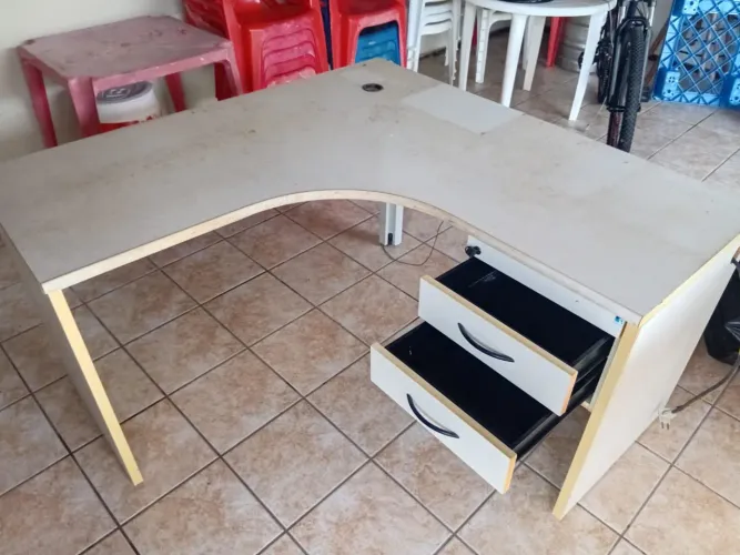 Mesa e cadeiras para escritório ou oficina