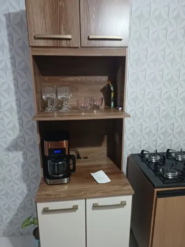 Armário tem tomada embutida pra ligar airfrae