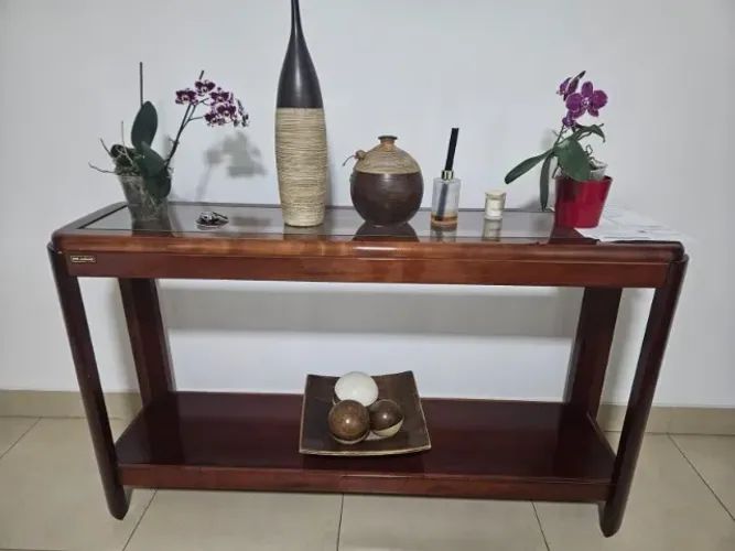 Aparador com tampo de vidro, em mogno
