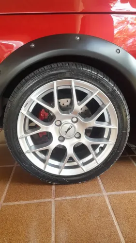 Vendo jogo de roda aro 15 com pneu