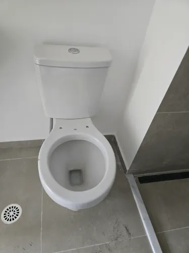 Vaso sanitário com caixa acoplada.