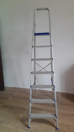 Escada de Alumínio 7 Degraus Doméstica, leve e prática . Pouco uso.