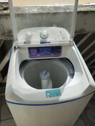 Máquina de lavar centrífuga com defeito