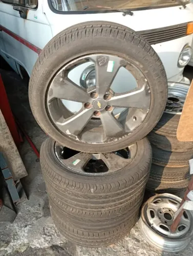 JOGO DE RODA ORIGINAIS CHEVROLET CRUZE ARO 17 COM PNEUS SEMINOVOS
