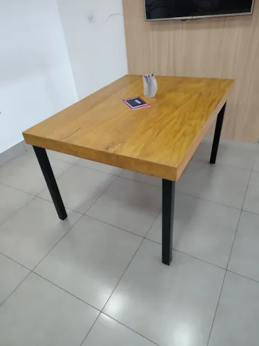 Mesa madeira estilo industrial 