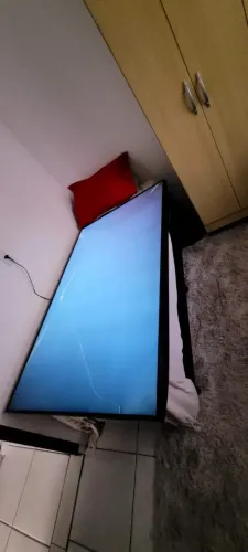 8 TVs com tela quebrada - lote para peças/conserto