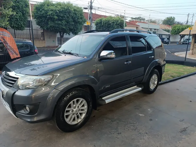 Toyota Hilux SW4 SR 4X2 2.7/ 2.7 Flex 16V Aut. 2012