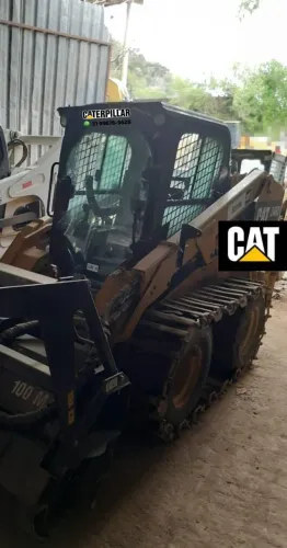 Mini Carregadeira Caterpillar 246D cabinada 