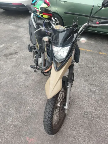 Crosser Z em dia Ano 2021 2° dono Bege