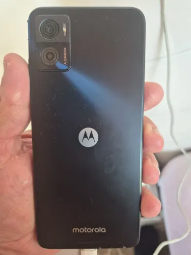 Celular Motorola E22, usado, com problema no botão power onde a tela apaga e depois acende