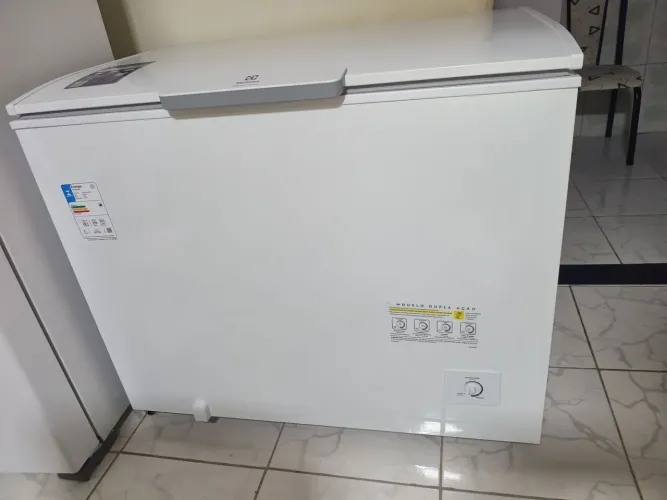 Vende freezer Eletrolux invert econômico bivolt