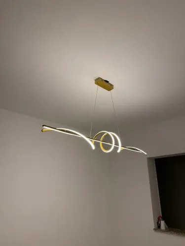 Lustre dourado luz quente praticamente novo, 1.30 de comprimento