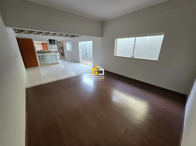 CASA COM ÁREA GOURMET FECHADA NO PROLONGAMENTO DO ÂNGELA ROSA