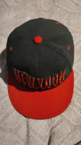 Boné New York Aba Reta Preto e Vermelho - Novinho