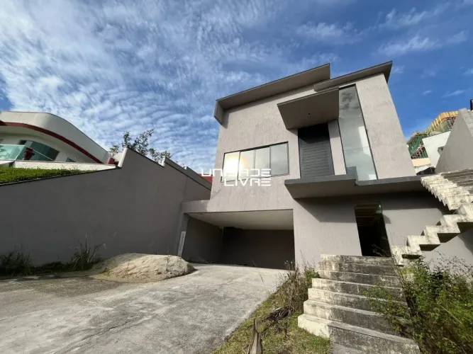 Casa em Condomínio - Aruã Brisas I Pé direito Alto com Piscina
