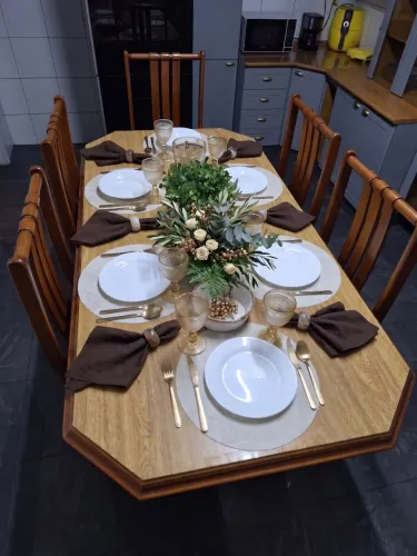 Mesa MADEIRA MACIÇA com 6 cadeiras 