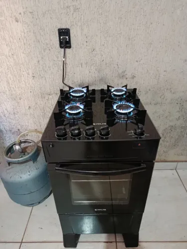 Fogão seminovo . Entrego 