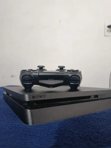 Playstation 4 slim + 30 jogos - bom e barato