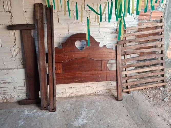 Vende-se cama de casal de madeira
