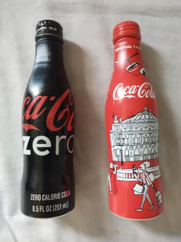 Garrafas colecionáveis Coca Cola vendidas em conjunto.