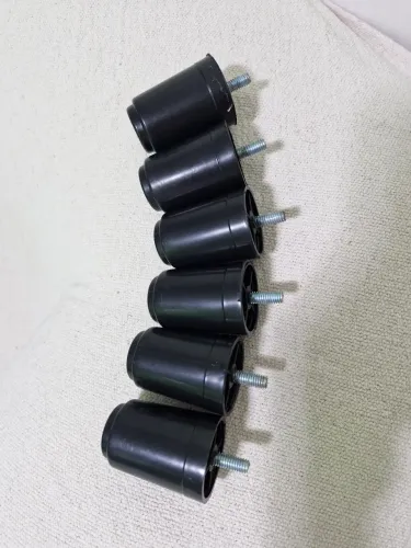 Pés de plástico para móveis 6,5cm usados 