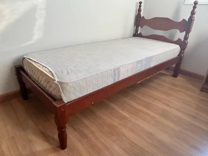 cama de solteiro com colchão madeira estilo colonial