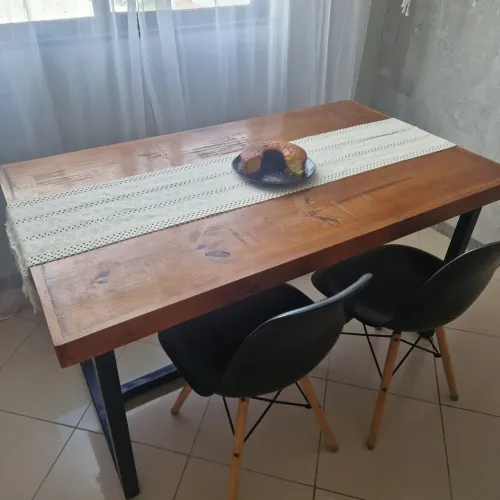 Mesa de jantar e banco em madeita, estilo industrial e duas cadeiras Charles Eames.