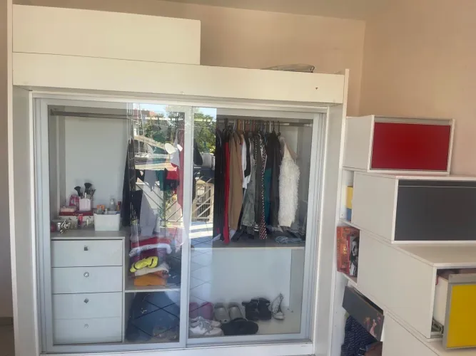 Armário infantil com cama suspensa