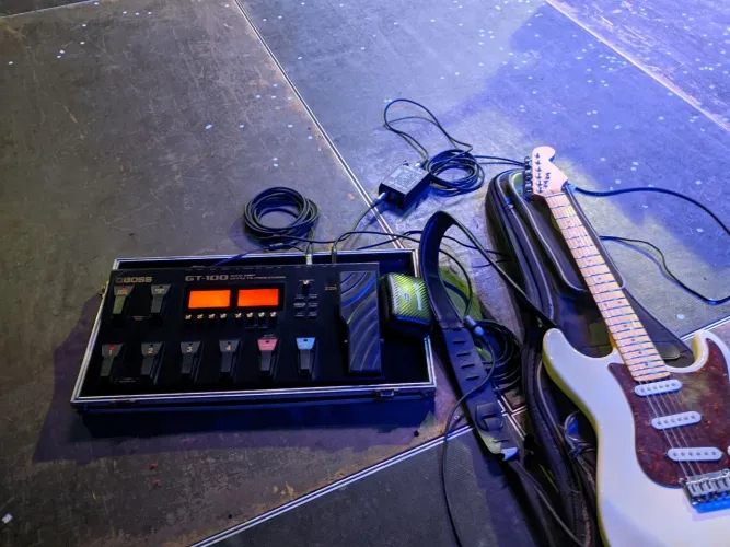 Boss GT-100 + Case - Excelente estado - R$ 2.000