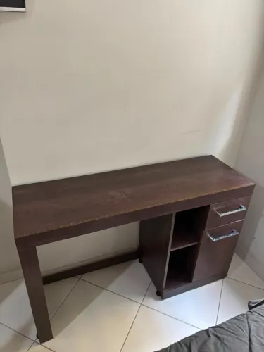 Mesa de escritório / computador com gaveteiro / madeira escura