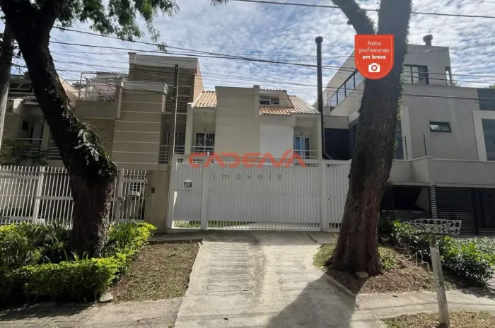 Sobrado à venda no bairro Bacacheri