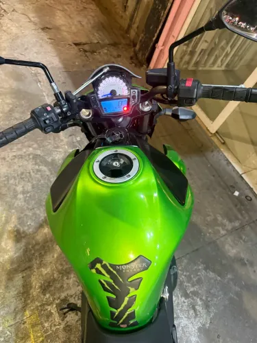Kawasaki z600 2013 apenas 11 mil km 