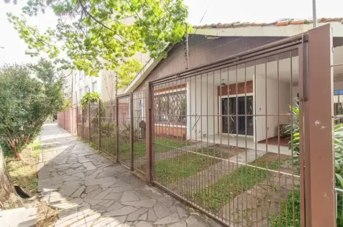 Casa Térrea com 228 m2 com 4 quartos, 1 vaga pátio churrasq lareira T 14x30 no Miolinho Me