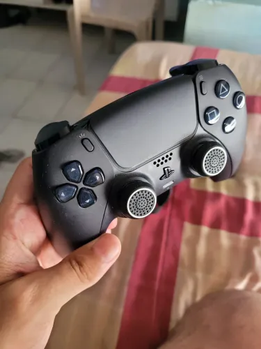 Controle semi novo ps5 preto 320 reais.