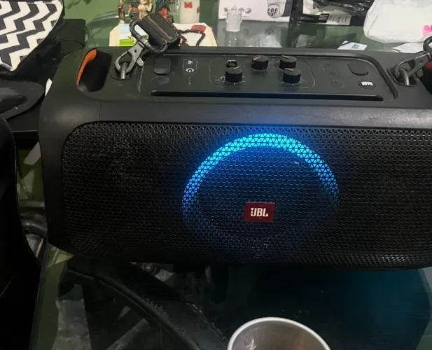 Caixa JBL party box on the go