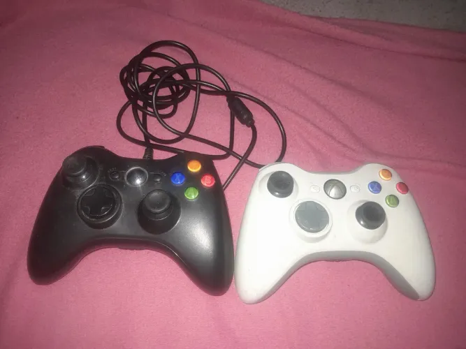 Controle de videogame confio e o outro sem fio